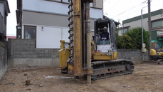 専用重機にて圧入